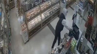 Sadaka kutusunu çalan hırsızlar güvenlik kamerasına yakalandı