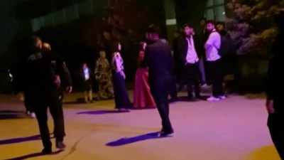 Tekme ve yumrukların havada uçuştuğu düğün kavgasına polis biber gazıyla müdahale etti