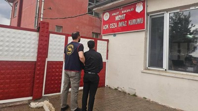 Her yerde aranan cezaevi firarisi düğünde saz çalarken yakalandı