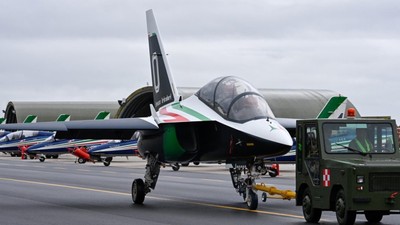 İtalya Hava Kuvvetleri'ne bağlı akrobasi ekibine ait 3 uçak havada çarpıştı