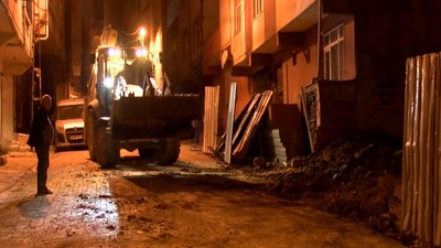 Bağcılar’da toprak kayması... Yana doğru eğilen bina boşaltıldı