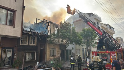 Kocaeli’de yanan ahşap ev, 2 itfaiye erinin üzerine düştü