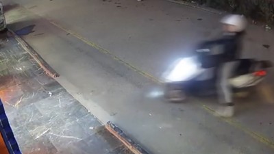 Kontrolden çıkan motosiklet mağazaya daldı