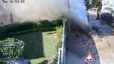 Su borusu bomba gibi patladı, sokaklar sular altında kaldı