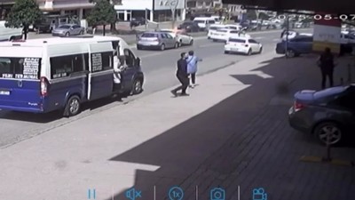 Yayaya yol vermek için duran otomobile arkadan gelen araçlar çarptı