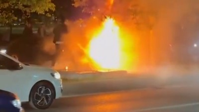 Kartal’da, otomobil ile çarpışan motosiklet alev aldı