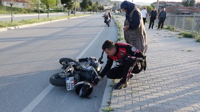 Trafik levhasına çarpan motosikletli üniversite öğrencisinin bacağı koptu
