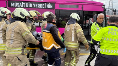 Beylikdüzü'nde iki metrobüs çarpıştı: 13 yaralı