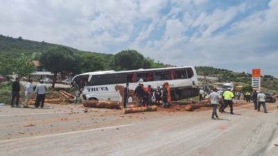 Çanakkale'de yolcu otobüsü tomruk kamyonu otomobil kazaya karıştı: 6 ölü