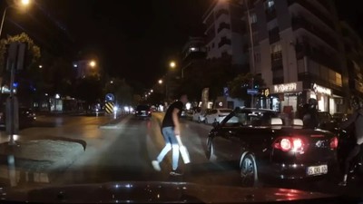 İzmir’de ’döner bıçaklı’ trafik kavgası kamerada