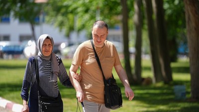 İzmir'de yaşayan Nevra Yıldırım görme engelli oğlu Önder Savaş Yıldırım'ın elini 39 yıldır bırakmıyor