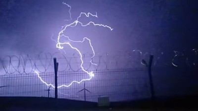 Tokat’ta fırtına nedeniyle ağaçlar devrildi