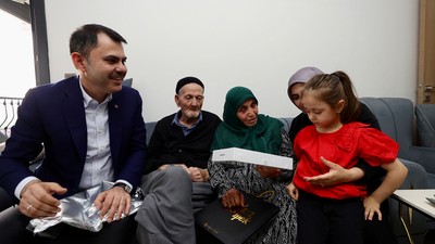 Bakan Kurum'dan depremzede aileye ziyaret: Sözümüzü tutacağız