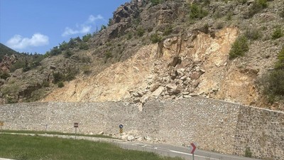 Gümüşhane'de heyelan nedeniyle mahalle yolu kapandı