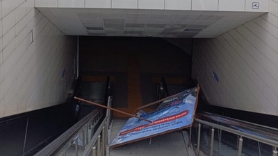 Metroda kabus anı: Reklam panosu kadının üzerine düştü!