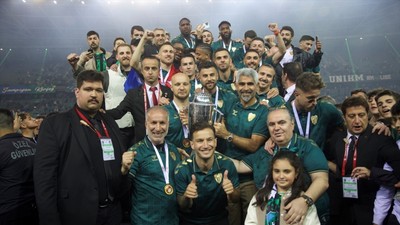 Trendyol 1. Lig şampiyonu Kocaelispor kupasını binlerce taraftarıyla birlikte kaldırdı