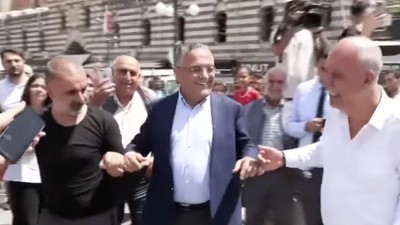 PKK'nın kendini fesih kararı Diyarbakır'da halaylarla kutlandı