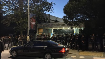 Boğaziçi Üniversitesi’nde göstericiler polise saldırdı: 13 polis yaralandı, 97 gözaltı