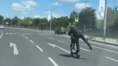 İstanbul'da tehlikeli scooter yolculuğu kamerada