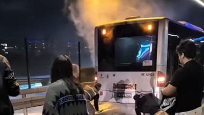 Kağıthane'de metrobüste yangın: Seferler durduruldu