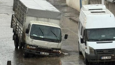 Yer: Batman... Altyapı çalışması sonrası yol çöktü, kamyon içine düştü