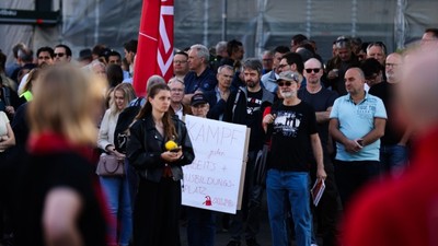 Almanya'nın Köln kentinde Ford fabrikasında üretim durma noktasına geldi işçiler greve gitti