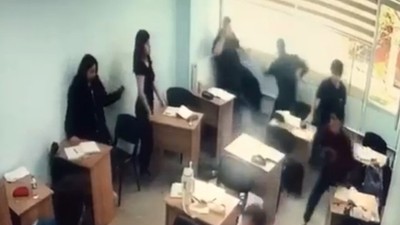 Sınıfta bıçaklı dehşet: Öğrenciye saldırı anı kamerada