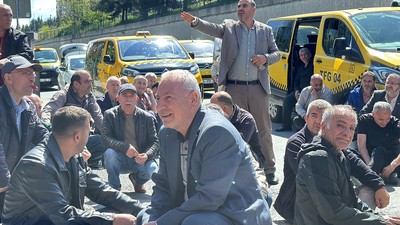 İBB mağduru taksiciler CHP İl Başkanlığı binası önünde eylem düzenledi