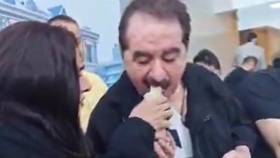15 yıllık küslüğün ardından Yıldız Tilbe İbrahim Tatlıses'e elleriyle dürüm yedirdi! İkilinin samimi görüntüleri gündem oldu