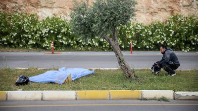 Antalya'da motosiklet sürücüsü hayatını kaybetti! Arkadaşı başından ayrılamadı