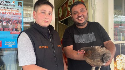 Tavuğun cesareti dönerciyi şaşkına çevirdi: Yumurtlamak için tavuk dönerciyi seçti