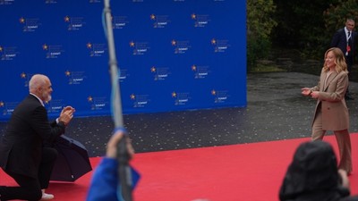 Tiran'daki zirveye damga vuran görüntü! Edi Rama Meloni'yi kırmızı halıda diz çökerek karşıladı