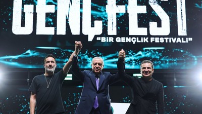 GENÇFEST'te renkli anlar: Erdoğan, Sagopa Kajmer ve Ferhat Göçer konserini izledi