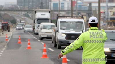 Yeni düzenlemeler geliyor: Trafikte yol kesen ve havaya ateş eden hapse girecek!
