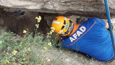Kaçak kazı yaparken üzerine devrilen kayanın altında can verdi