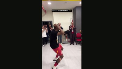 Victor Osimhen şampiyonluğu roman havası oynayarak kutladı