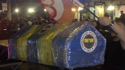 Galatasaraylı taraftarlar şampiyonluk kutlamalarında Fenerbahçe tabutu taşıdı