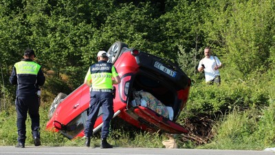 Sakarya'da takla atan otomobildeki aile ölümden döndü: 1'i bebek 4 yaralı