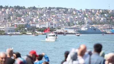 Samsun'da geçit töreni: Atatürk ve Türk bayraklarıyla dolu gemiler