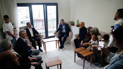 Bakan Kurum, Hatay'da evlerinin yapımı tamamlanan depremzede aileye misafir oldu