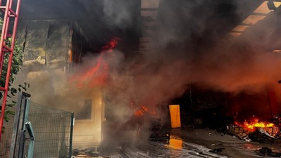 Mersin'de ses ve görüntü sistemleri üretilen fabrikada yangın çıktı