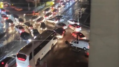 Şehirde elektrikler kesildi: Hakem yola çıkıp trafiği yönetti