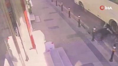 İstanbul'da kan donduran ölüm! Fenalaşıp yola düştü, üzerinden servis geçti: O anlar kamerada