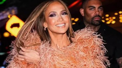 Jennifer Lopez kıyafetinin azizliğine uğradı! Elbisesi kayınca göğsü açıldı