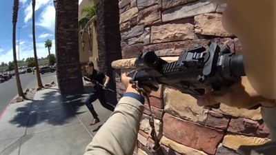 Las Vegas'ta silahlı saldırganı polis vurarak öldürdü! İşte o anlar