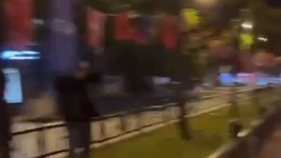 Türk bayrağını yakmaya çalışan şahıs yakalandı