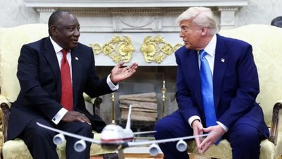 Donald Trump, gazetecinin Katar uçağı sorusuna sinirlenerek Oval Ofis'ten kovdu