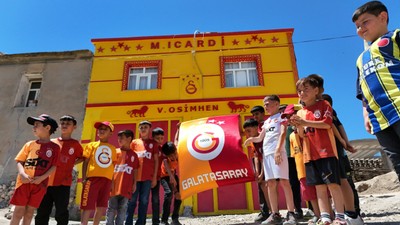 Galatasaray aşkıyla evi tribüne çevirdi: Icardi’den sonra Osimhen’i de duvara yazdı