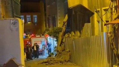 İstanbul Fatih'te metruk haldeki bina çöktü