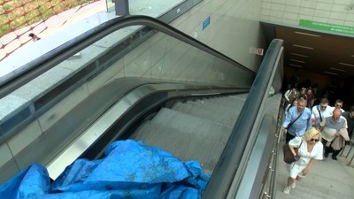 Ünalan Metrosu'nda yürüyen merdiven kırıldı: Yolcular zor anlar yaşadı